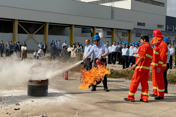 奇億金屬公司員工使用滅火器進(jìn)行滅火實(shí)操現(xiàn)場(chǎng)